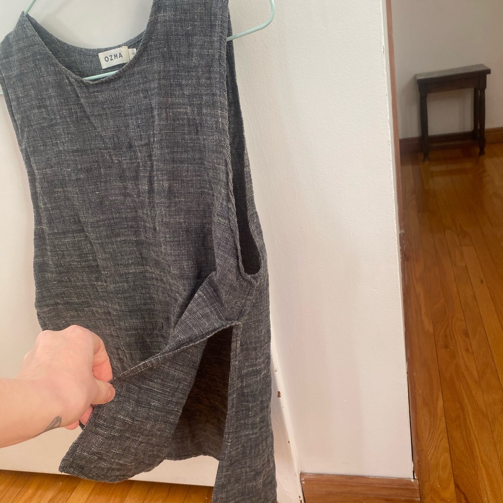 OZMA Gray Muscle Tee with Wide Arm Openings and Rounded Neckline - Picture 3 of 4